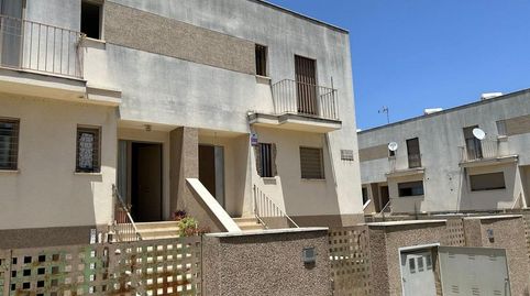 Casa adosada con jardín y piscina comunitaria