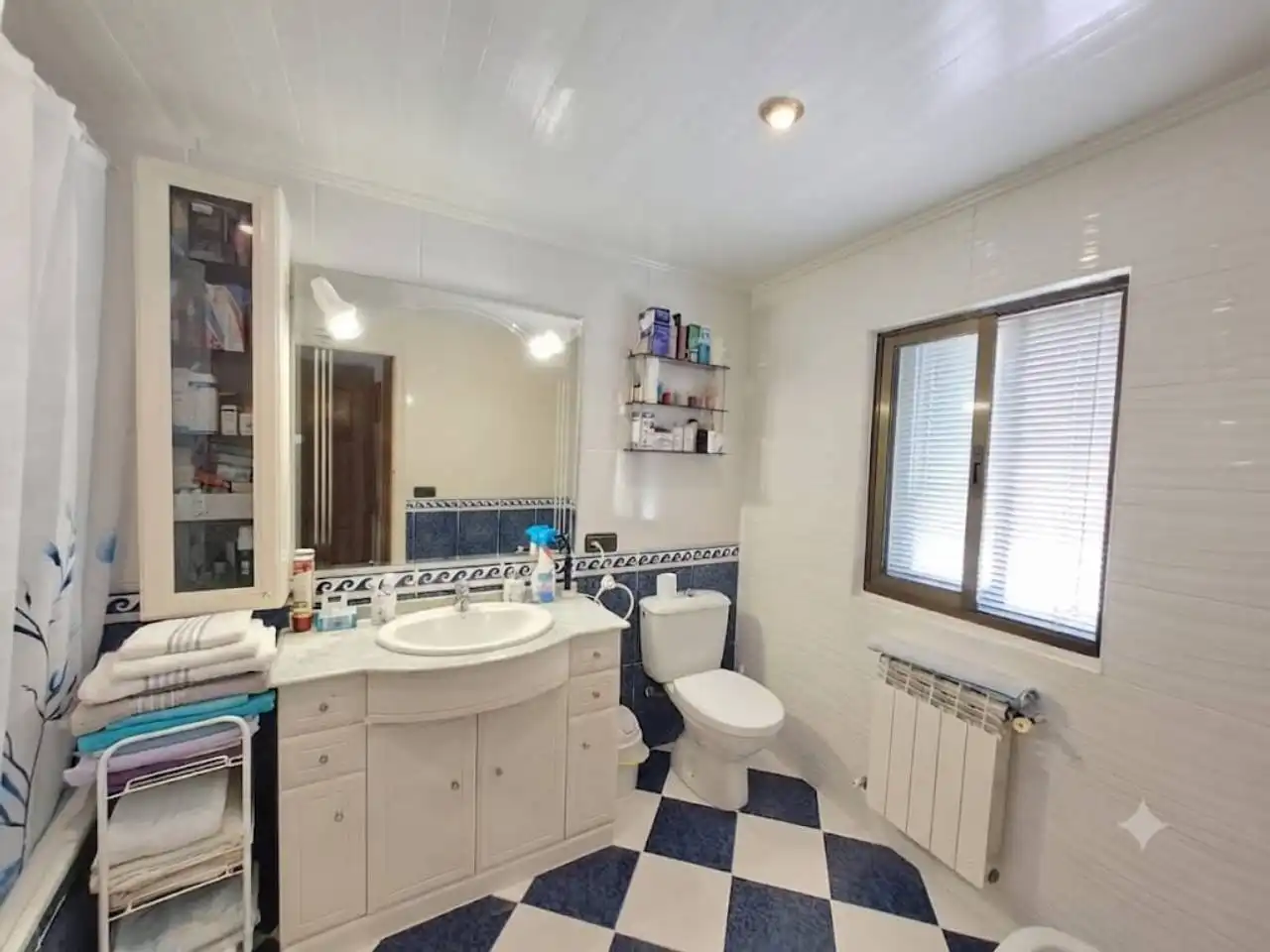 Baño de Casa adosada en venta en Cardeñajimeno con Calefacción y Parquet
