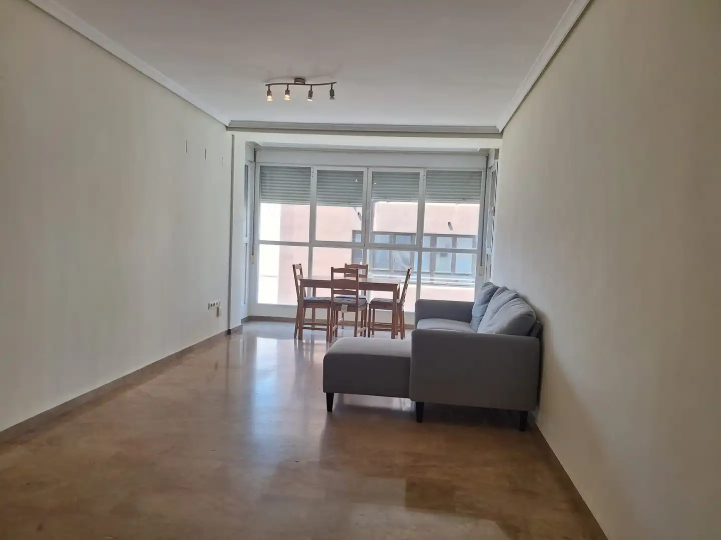 Wohnzimmer von Wohnung zur Miete in Valencia mit Ofen und Waschmaschine