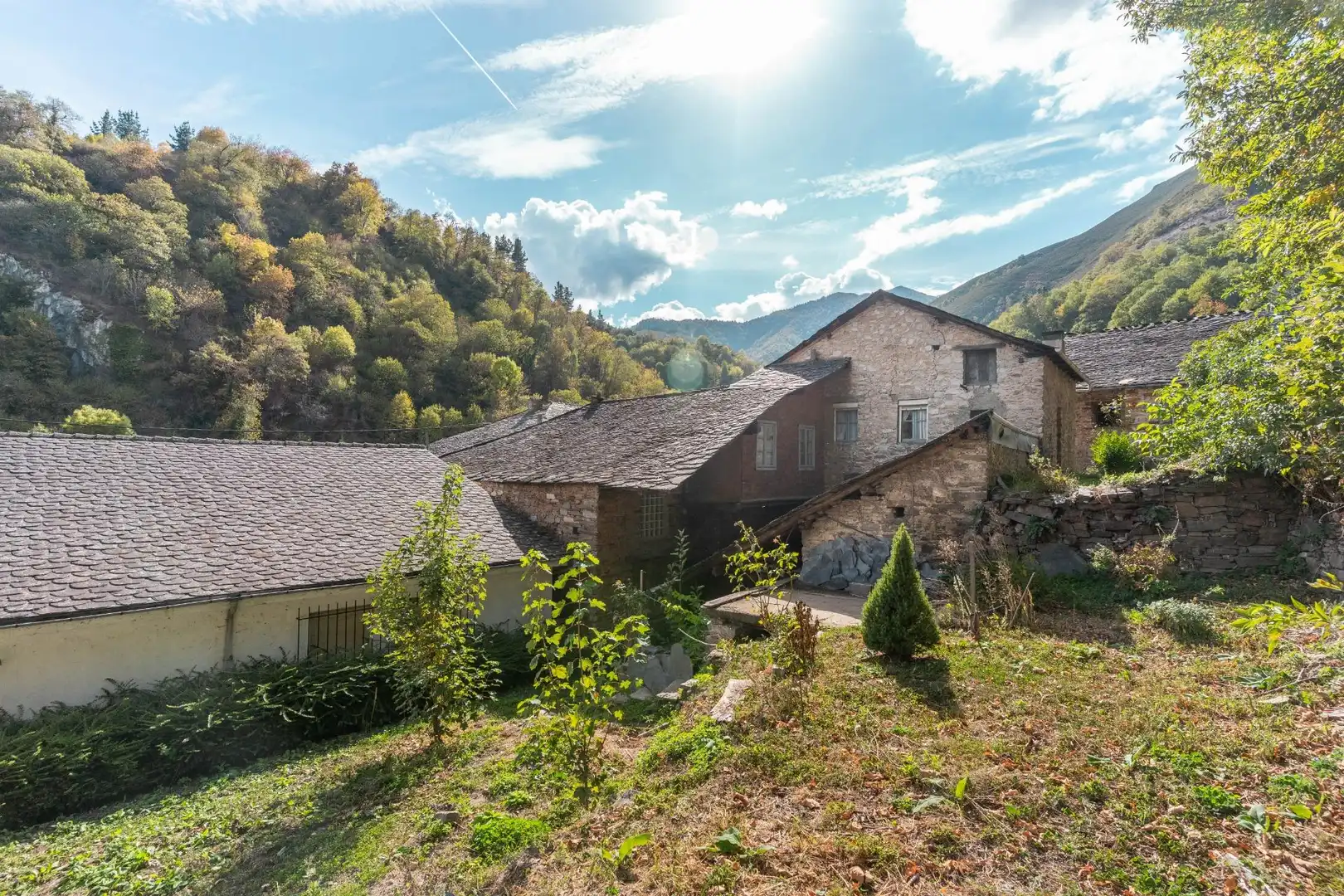 Vista exterior de Casa o xalet en venda en Cangas del Narcea amb Jardí privat, Terrassa i Moblat