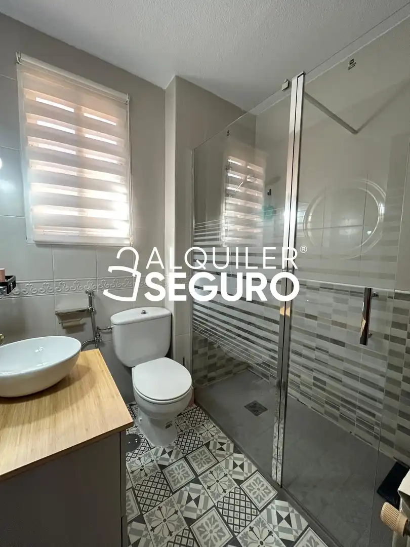 Baño de Piso de alquiler en Alcalá de Henares con Aire acondicionado, Calefacción y Terraza