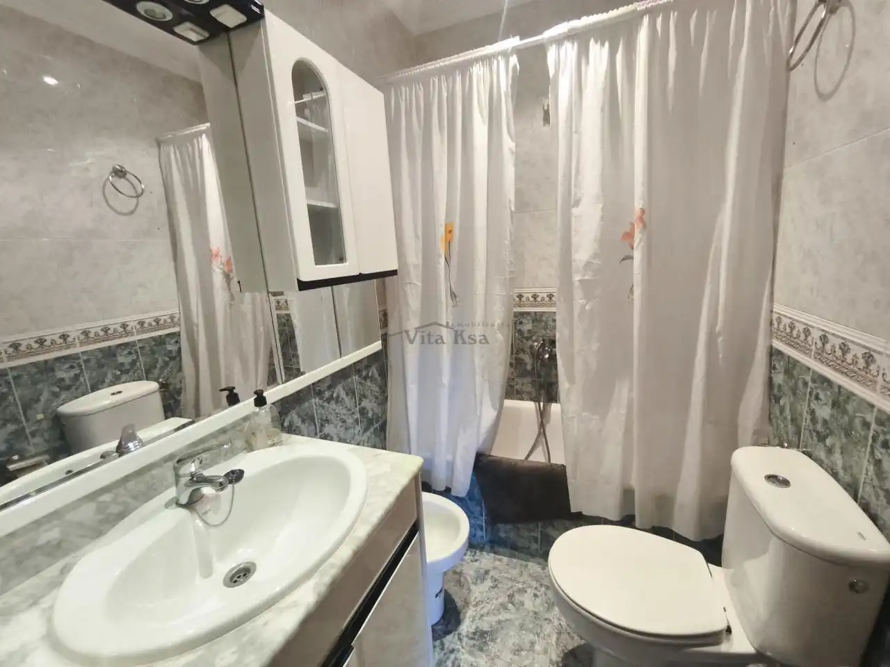 Baño de Piso de alquiler en Ourense Capital  con Calefacción, Parquet y Amueblado