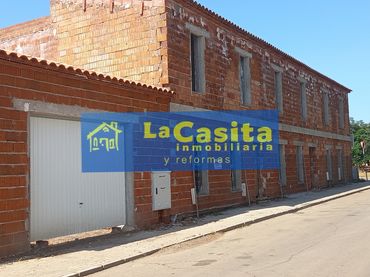 Terraced house with balcony for sale in Almagro