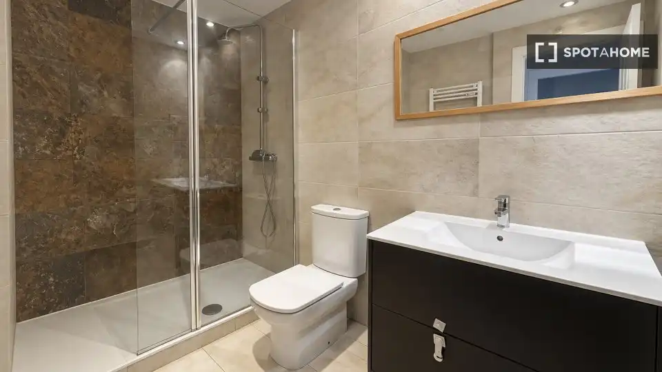 Badezimmer von Wohnung zur Miete in Fuencarral - El Pardo