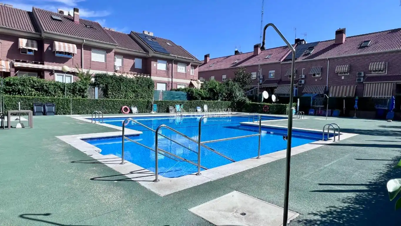 Piscina de Casa adosada en venda en Alcalá de Henares