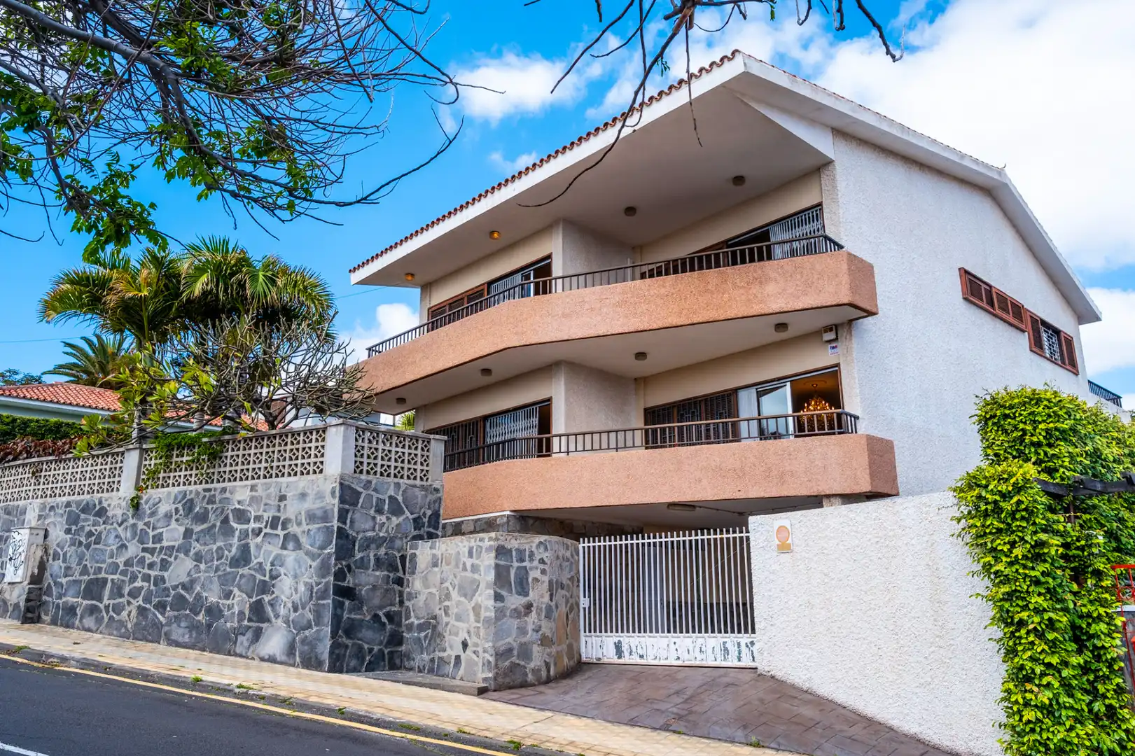 Vista exterior de Casa o xalet en venda en Santa Cruz de Tenerife amb Aire condicionat, Jardí privat i Balcó