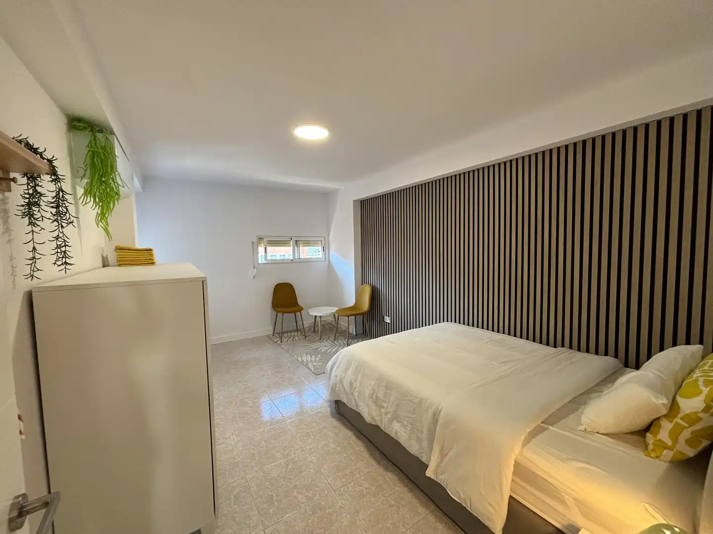 Schlafzimmer von Wohnung zur untervermieten in Valencia mit Klimaanlage, Heizung und Waschmaschine
