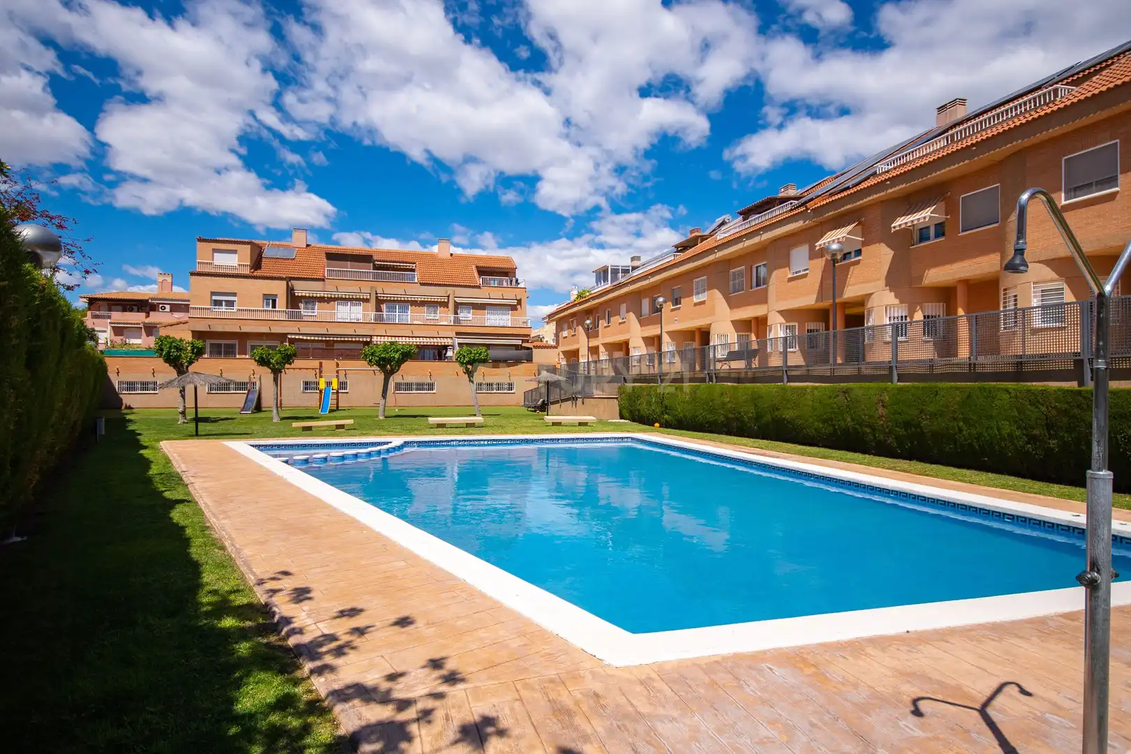 Piscina de Casa adosada en venta en Alicante / Alacant con Aire acondicionado, Balcón y Piscina comunitaria
