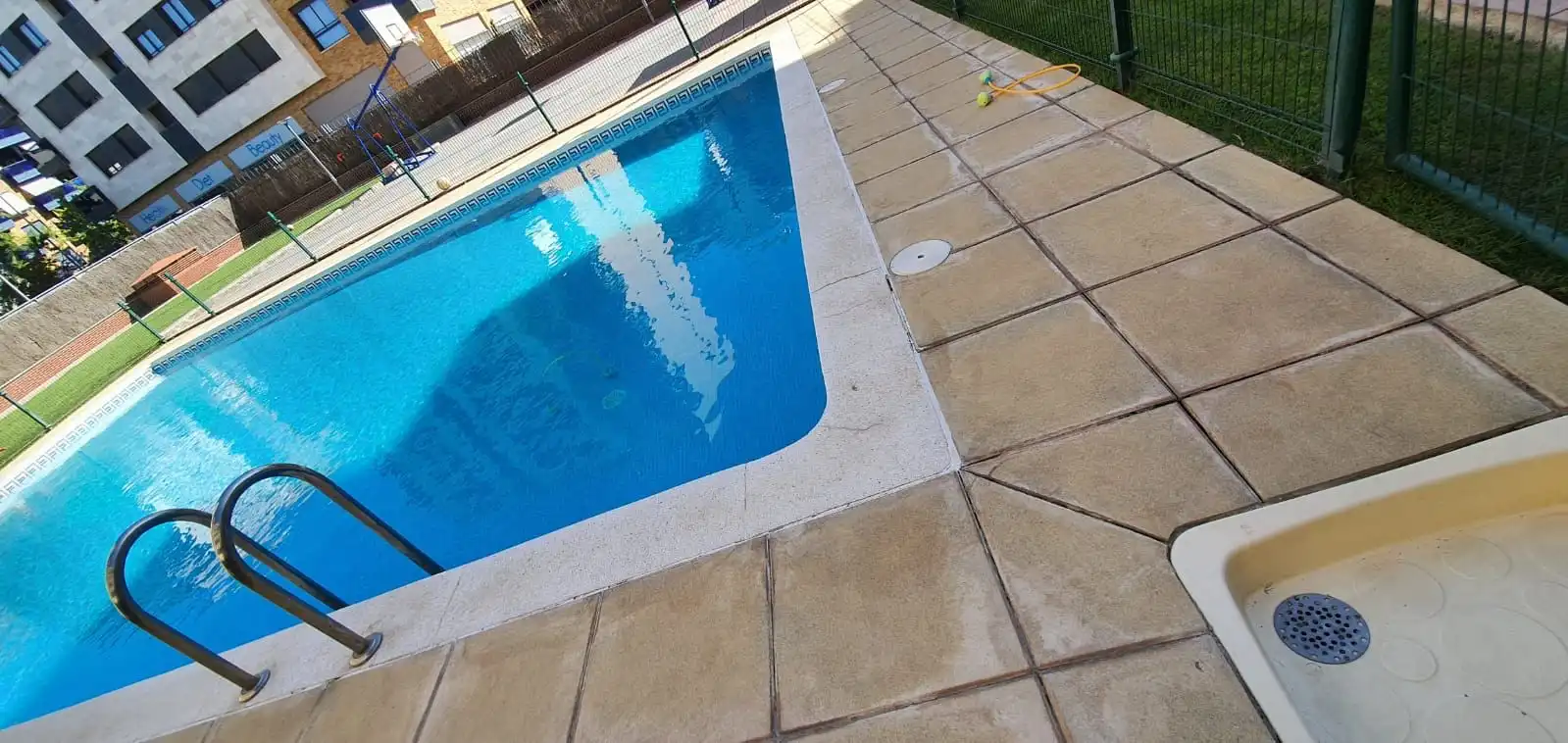 Swimming pool of Attic for rent in  Logroño  with Air Conditioner, Heating and Parquet flooring
