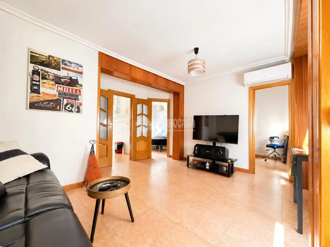Sala d'estar de Pis en venda en Madrid amb Aire condicionat