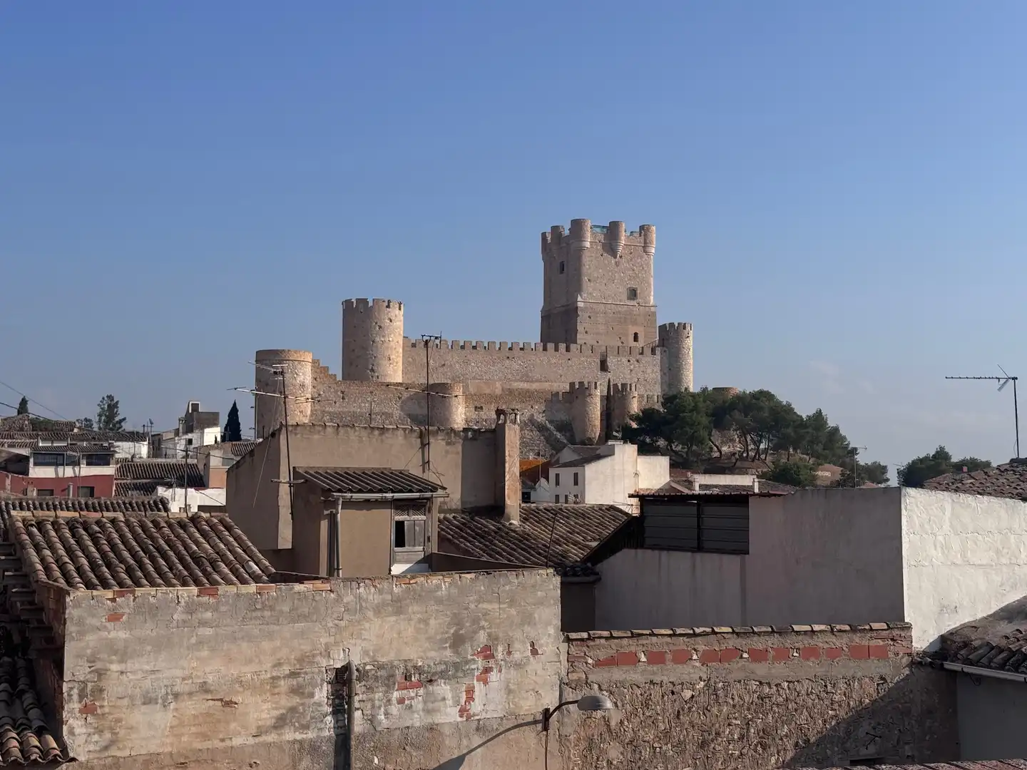 Vista exterior de Casa adosada en venda en Villena amb Aire condicionat, Terrassa i Balcó