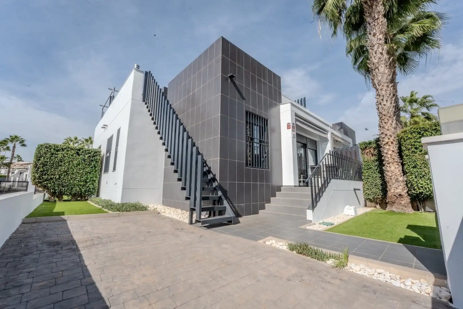 Vista exterior de Casa o xalet en venda en Orihuela amb Aire condicionat, Calefacció i Jardí privat