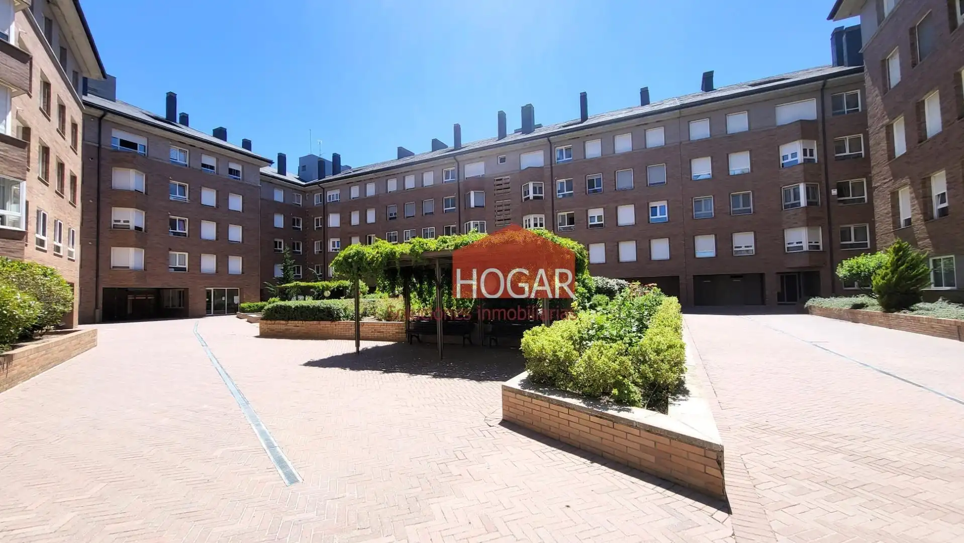Parking de Piso en venta en Ávila con Calefacción, Terraza y Amueblado