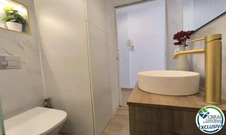 Bathroom of Apartments for sale in Empuriabrava  with Air Conditioner, Heating and Parquet flooring
