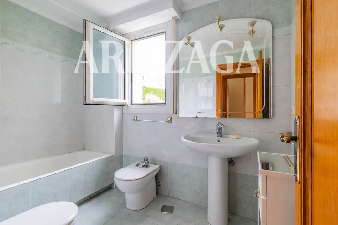 Bany de Casa o xalet en venda en Donostia - San Sebastián  amb Calefacció, Jardí privat i Terrassa