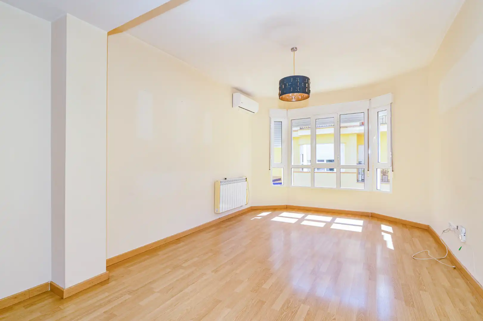 Sala d'estar de Casa adosada en venda en Vegas del Genil amb Aire condicionat, Calefacció i Terrassa