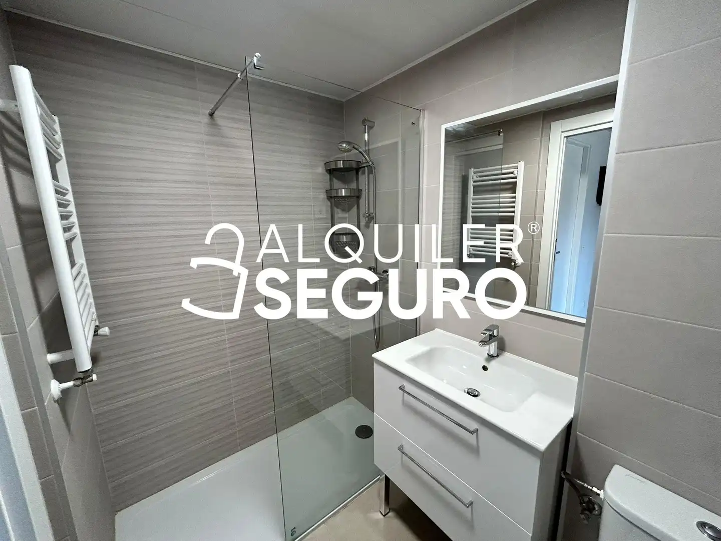 Bany de Pis de lloguer en Madrid amb Calefacció, Traster i Piscina