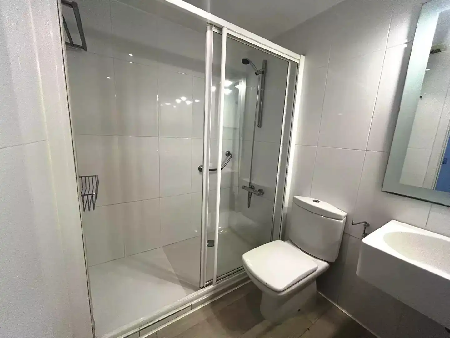 Badezimmer von Wohnung zur Miete in Girona mit Klimaanlage, Heizung und Parkett