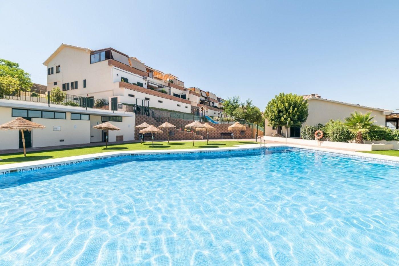 Piscina de Pis en venda en Jun amb Aire condicionat, Calefacció i Jardí privat
