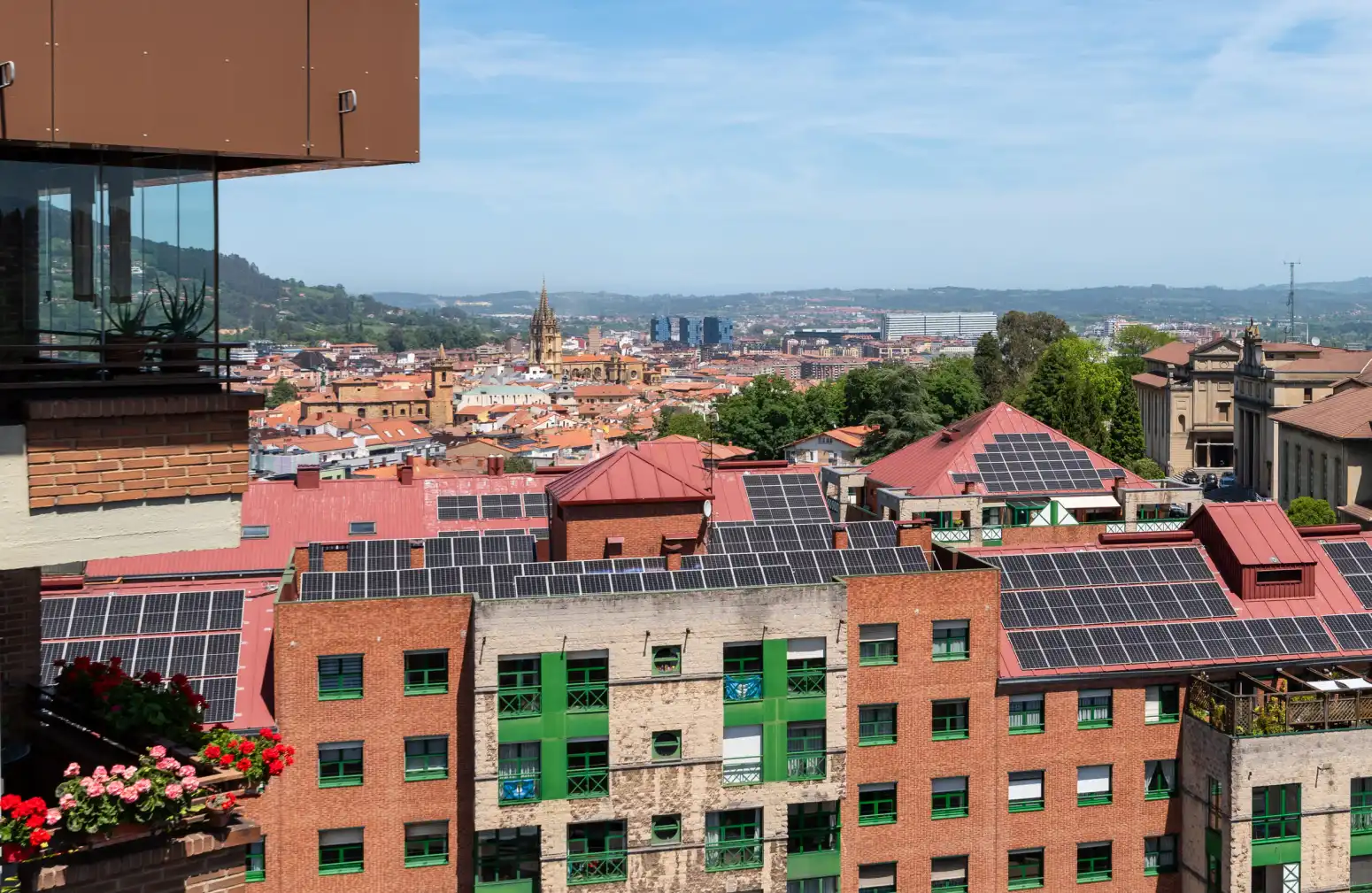 Vista exterior de Pis en venda en Oviedo  amb Calefacció, Parquet i Traster