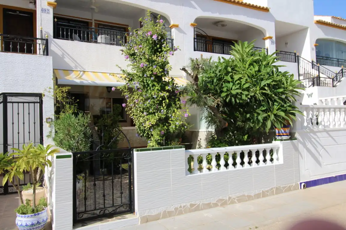 Vista exterior de Apartament en venda en Orihuela amb Terrassa, Moblat i Piscina comunitària