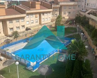 Piscina de Apartament de lloguer en Cáceres Capital amb Terrassa