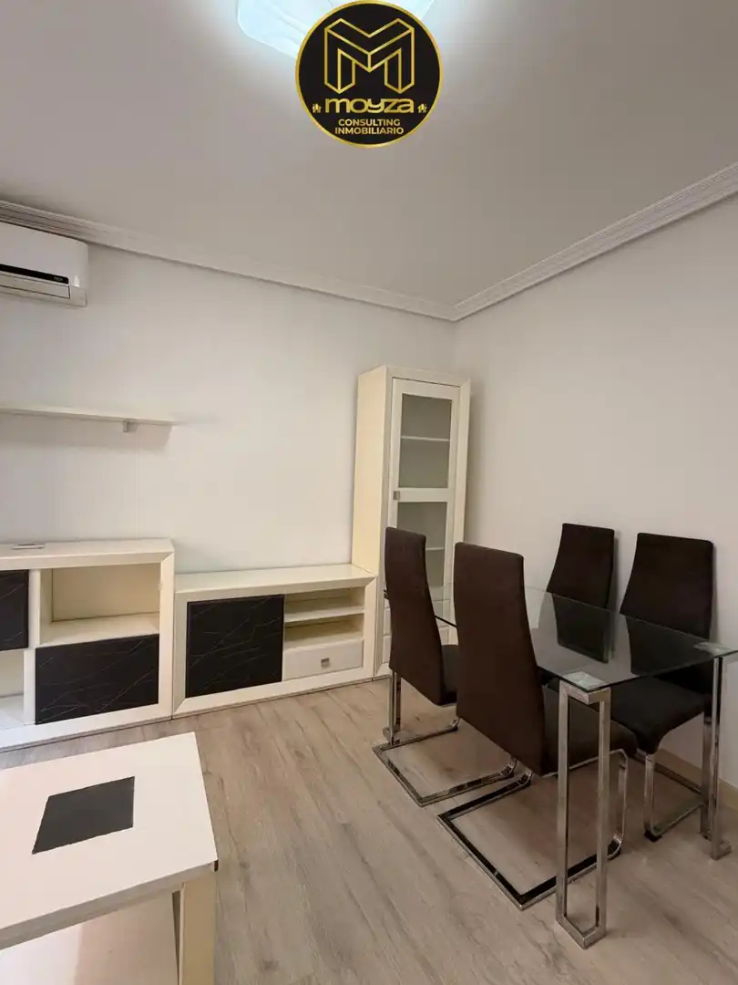 Sala d'estar de Pis de lloguer en Jaén amb Aire condicionat i Traster