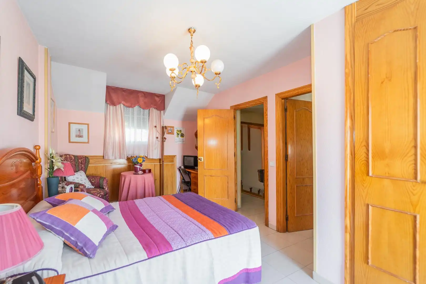 Schlafzimmer von Einfamilien-Reihenhaus zum Verkauf in Parla mit Klimaanlage, Heizung und Privatgarten