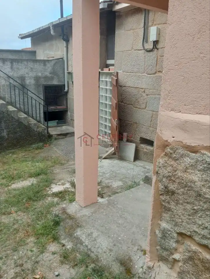 Außenansicht von Einfamilien-Reihenhaus zur Miete in San Cibrao das Viñas mit Heizung und Balkon