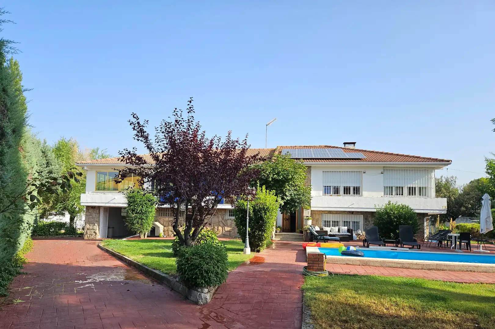 Vista exterior de Casa o xalet en venda en Alpedrete amb Aire condicionat, Calefacció i Jardí privat