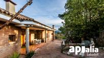 Vista exterior de Casa o xalet en venda en Castellar del Vallès amb Terrassa, Piscina i Balcó