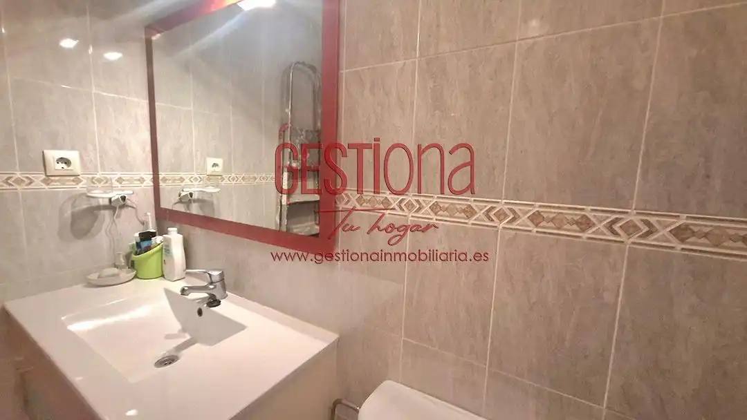 Badezimmer von Erdgeschoss zum Verkauf in Castro-Urdiales mit Heizung, Privatgarten und Terrasse
