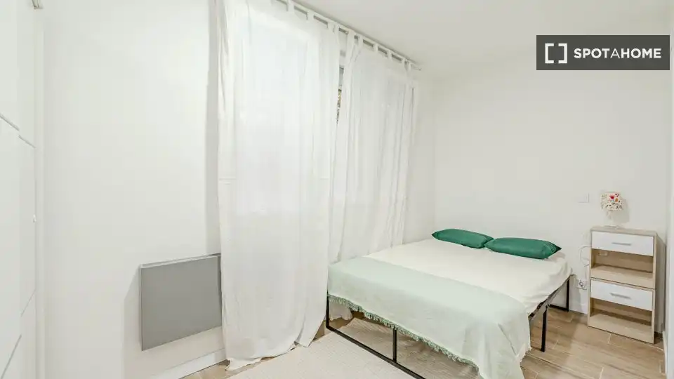 Dormitori de Estudi per a compartir en Madrid amb Aire condicionat, Calefacció i Terrassa