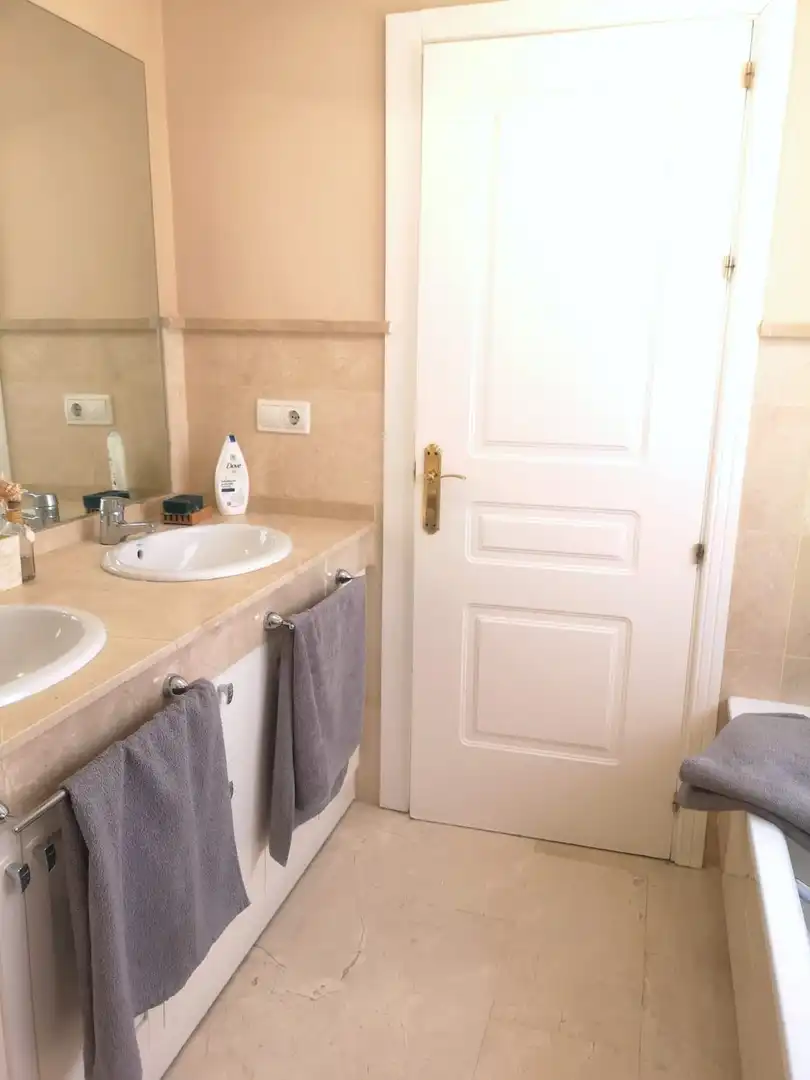 Baño de Casa adosada de alquiler en Marbella con Aire acondicionado, Jardín privado y Terraza