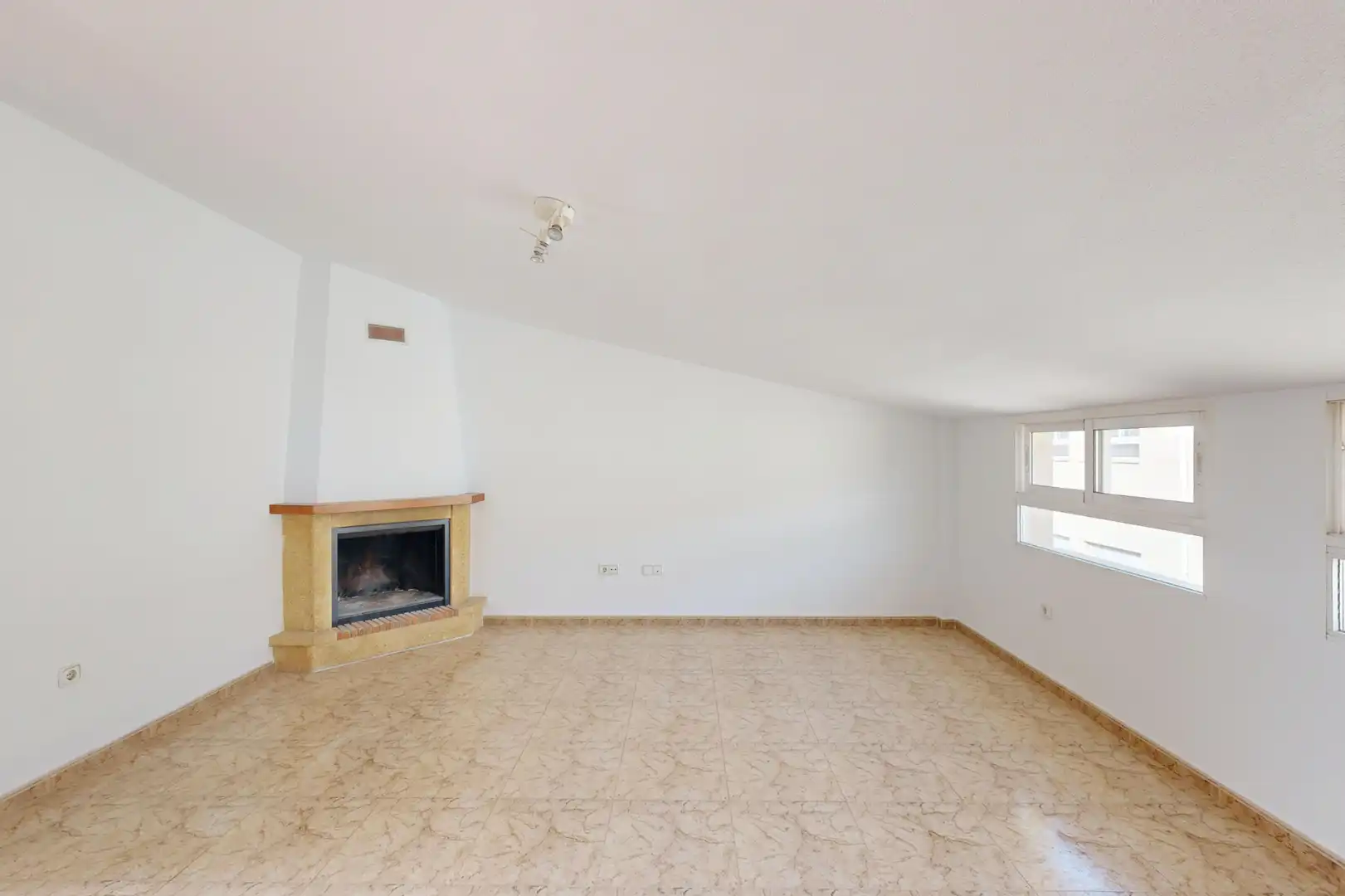 Sala de estar de Casa adosada en venta en Murcia con Aire acondicionado, Terraza y Trastero