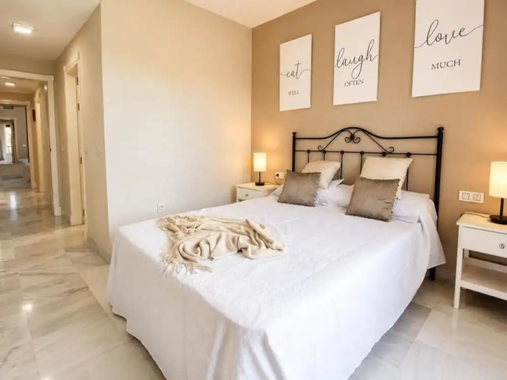 Dormitori de Apartament de lloguer en Estepona amb Aire condicionat, Terrassa i Piscina
