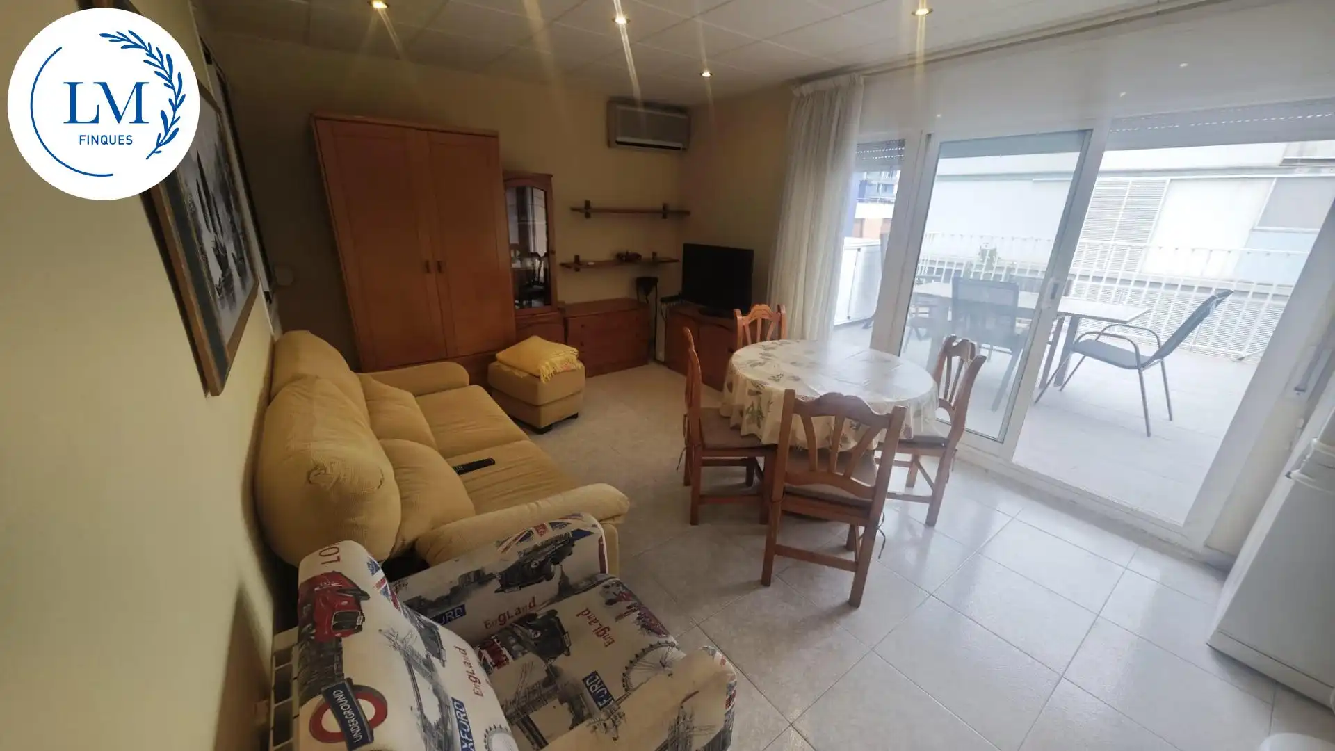 Wohnzimmer von Dachboden zur Miete in Vilanova i la Geltrú mit Klimaanlage, Terrasse und Möbliert