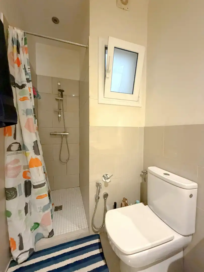Badezimmer von Wohnung zum Verkauf in Barcelona mit Klimaanlage, Parkett und Ofen
