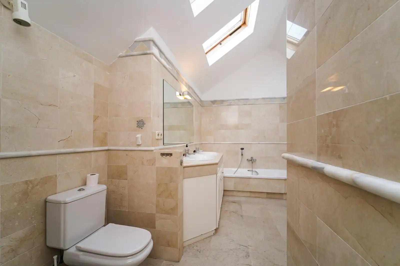 Baño de Ático en venta en Marbella con Aire acondicionado, Calefacción y Jardín privado