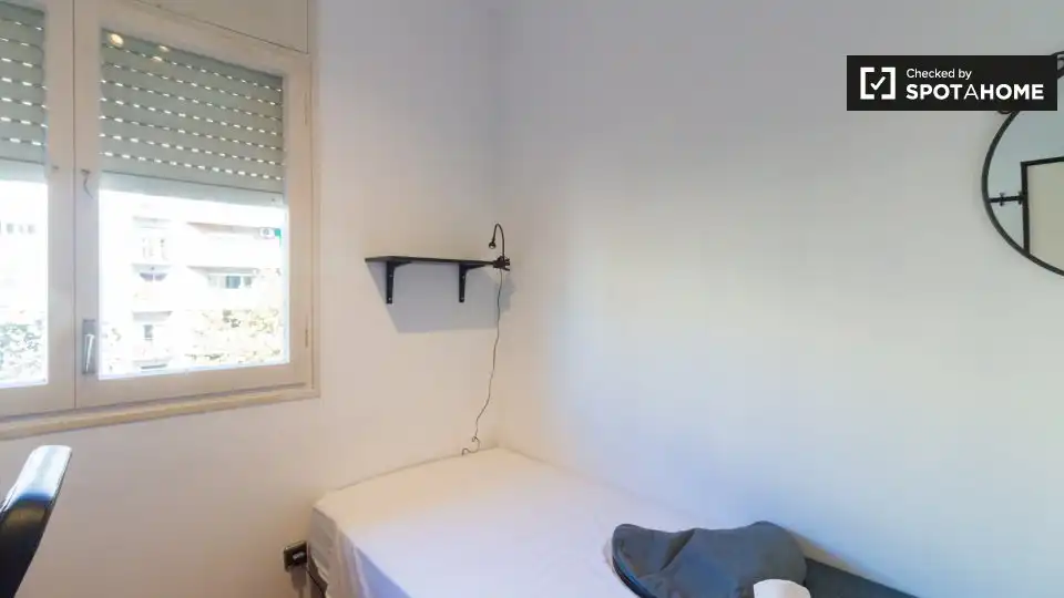 Bedroom of Flat for share in Barcelona  with Air Conditioner, Heating and Furnished