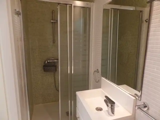 Baño de Piso en venta en Madrid con Calefacción, Horno y Lavadora