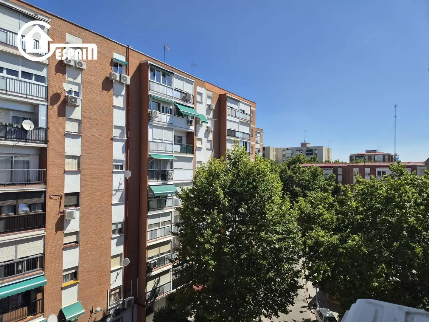 Vista exterior de Pis en venda en Madrid amb Calefacció