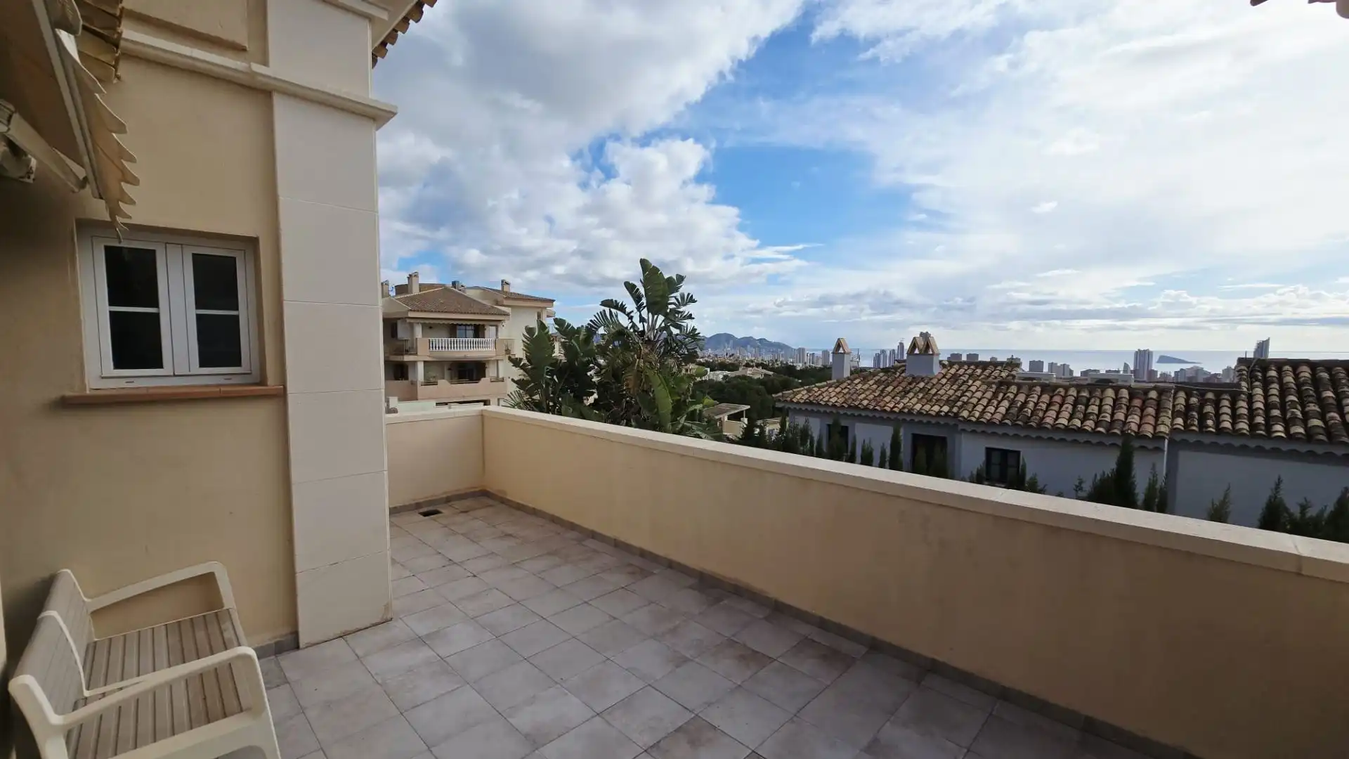Vista exterior de Casa o xalet en venda en Finestrat amb Aire condicionat, Jardí privat i Traster