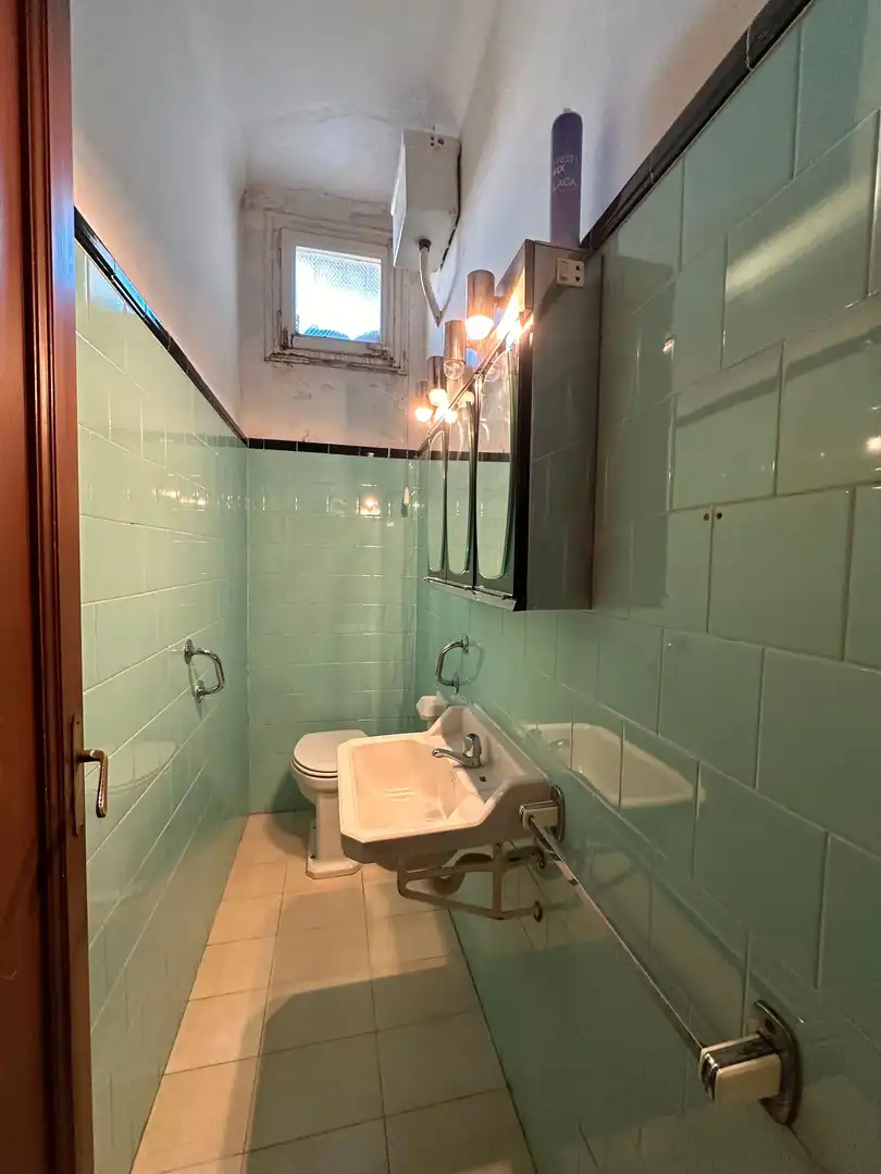 Badezimmer von Einfamilien-Reihenhaus zum Verkauf in El Masnou mit Heizung, Privatgarten und Terrasse
