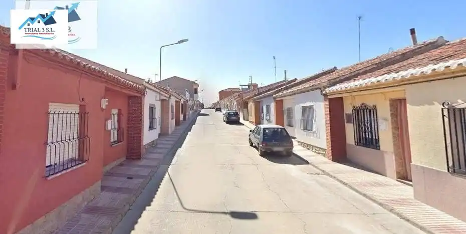 Houses for sale in Calle de la Alameda, Mora