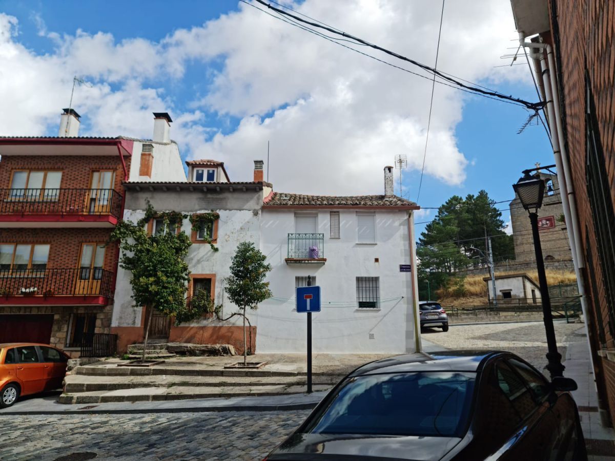 Exterior view of House or chalet for sale in Navalperal de Pinares  with Heating, Terrace and Storage room