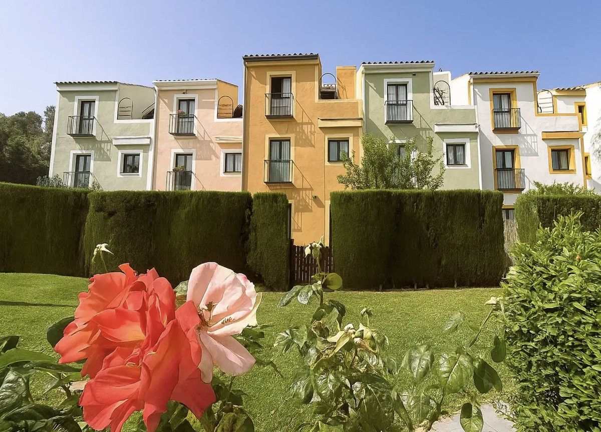 Vista exterior de Casa adosada en venda en Casares amb Jardí privat, Terrassa i Piscina comunitària