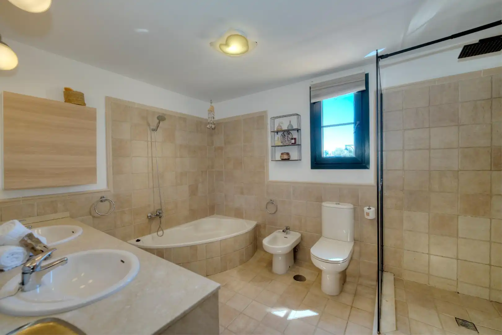 Baño de Casa adosada en venta en Ayamonte con Aire acondicionado, Calefacción y Jardín privado
