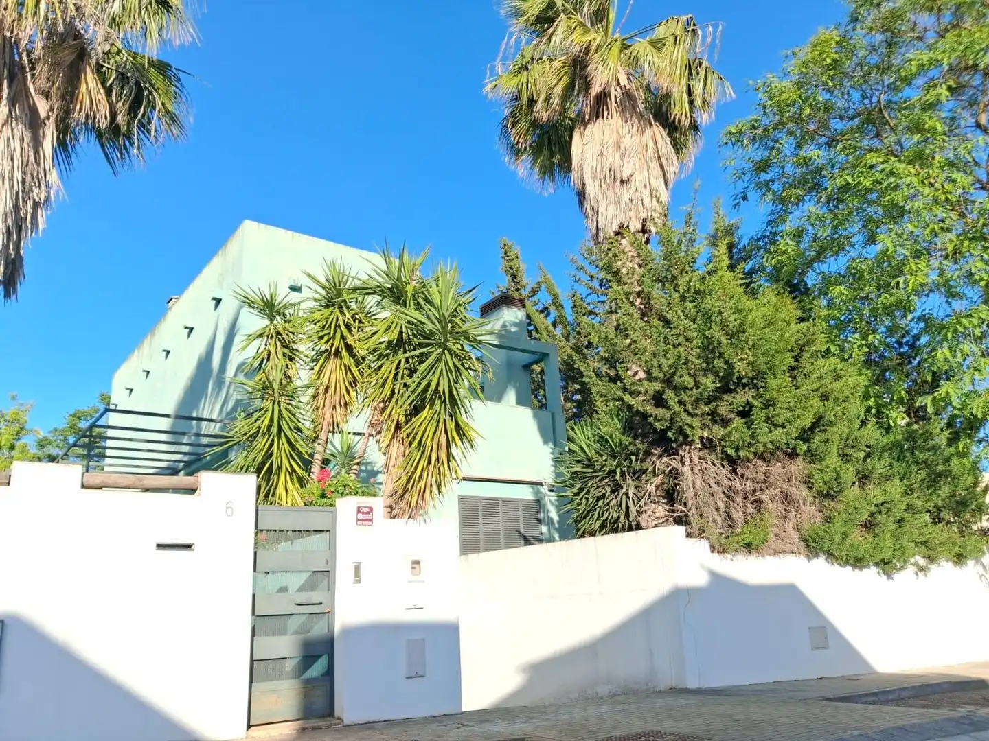 Vista exterior de Casa o chalet en venta en Espartinas con Jardín privado, Balcón y Piscina comunitaria