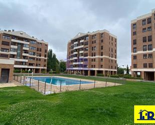 Piscina de Pis en venda en Cuenca Capital amb Calefacció, Parquet i Terrassa